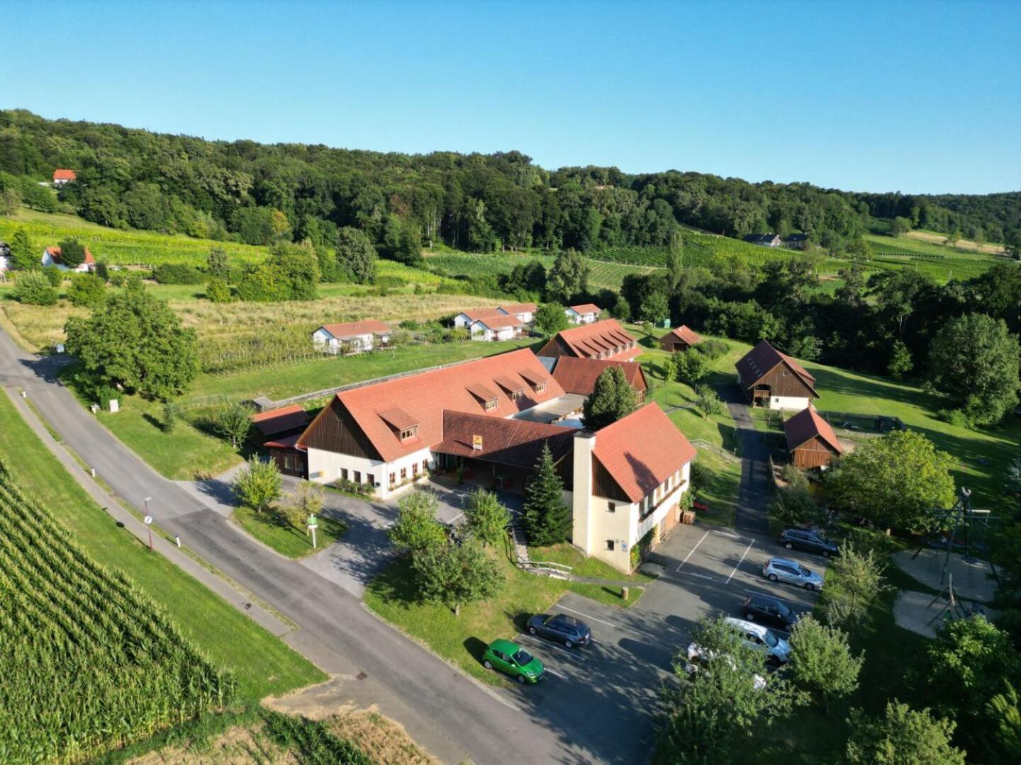 Jufa Hotel Tieschen Экстерьер фото